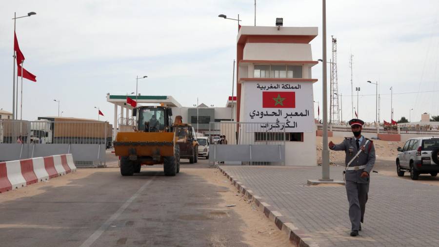 Palas excavadoras que vienen de desalojar los obstáculos puestos por el Frente Polisario. La frontera de Guerguerat está abierta al tráfico después el ejército marroquí desalojara a manifestantes. Foto: EFE