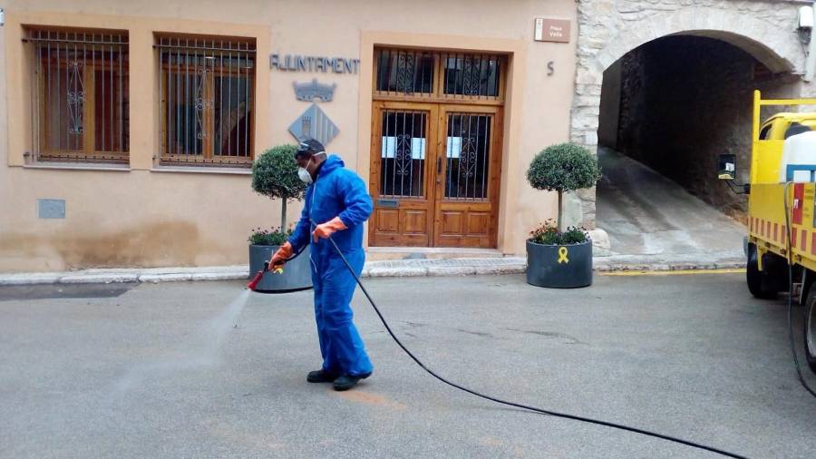 Un operari desinfectant a Blancafort. FOTO: Diputació de Tarragona