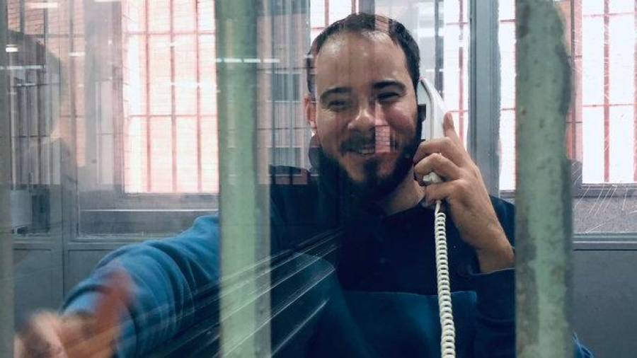 Pablo Hasel, hablando por teléfono a través de una cabina de visitas en la Prisión de Ponent. FOTO: ACN