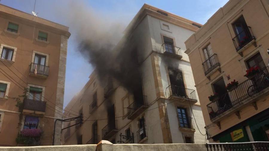 Aparentemente, las llamas ya están apagadas y sólo sale humo negro por los balcones de este piso. FOTO: Norián Muñoz