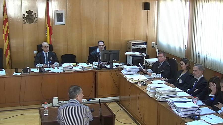 Captura de pantalla de l'acusat, Ramon Franch, responent a les preguntes del seu advocat en el judici de l'Audiència de Tarragona. FOTO: ACN