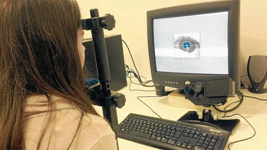 En la imagen, la pantalla muestra la dilatación pupilar de una participante del estudio sobre el bilingüismo. Foto: URV