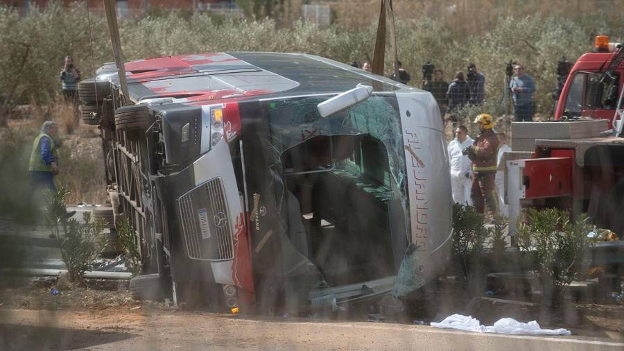 Imatge de l’autocar després de l’accident a l’AP-7, el 20 de març de 2016. FOTO: Joan Revillas