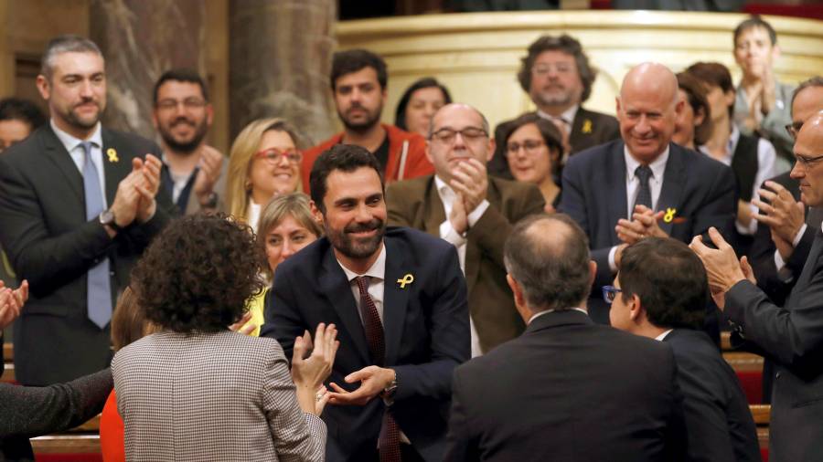 Roger Torrent, felicitado tras su nombramiento como presidente del Parlament de Catalunya. FOTO: EFE