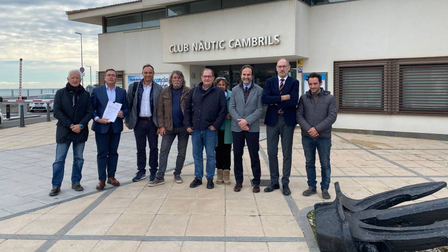 Los promotores de la moción de censura, frente al Club Nàutic Cambrils, esta mañana. FOTO: Diari de Tarragona