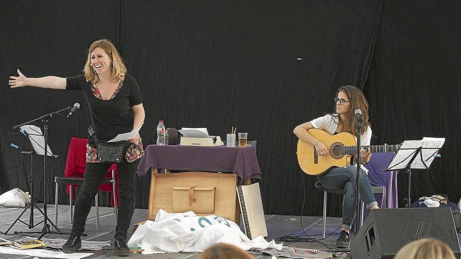 Aina Torres i Meritxell Gené amb l’espectacle ‘La mirada violeta’ sobre Maria Mercè Marçal i Montserrat Roig. Foto: Joan Revillas