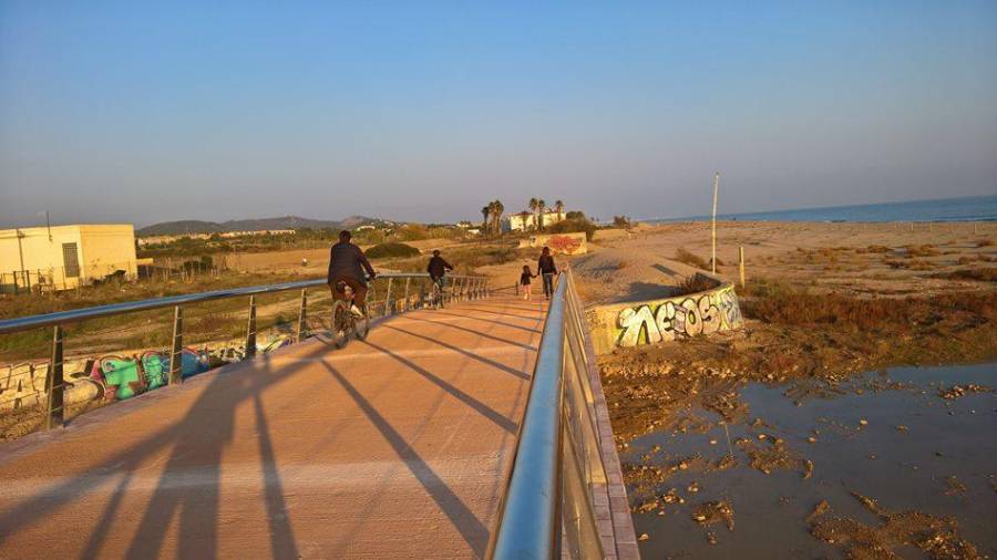 Muchos vecinos ya usan el puente. FOTO: Facebook Comarruga