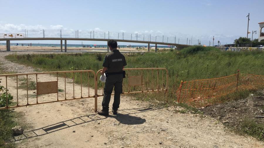 Los forestales colocan vallas para evitar el acceso al entorno del puente.