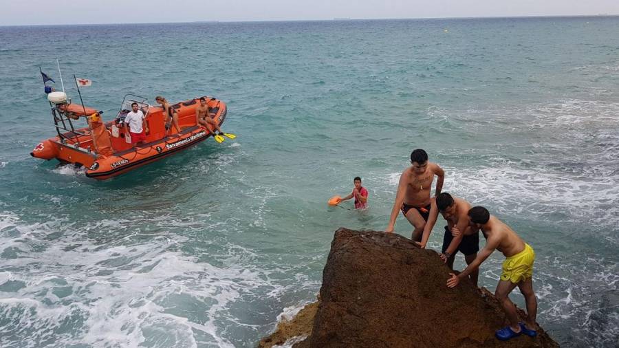 Tres jóvenes tuvieron que ser rescatados en Cala Romana.