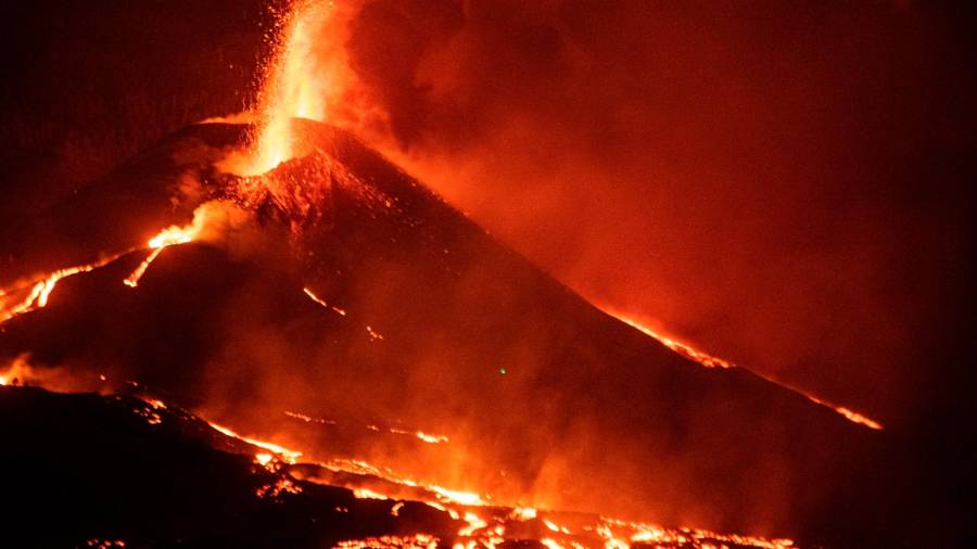 El volcán entra en la sexta semana escupiendo lava. Foto: EFE