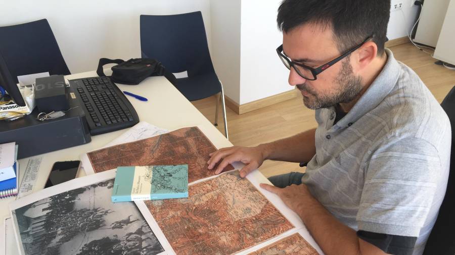 El geógrafo Jaume Casañas revisa los planos de la época.