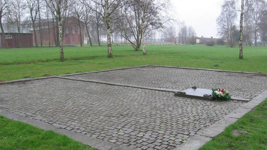 Placa recordatoria donde estuvo ubicado el crematorio del campo de Neuengamme.