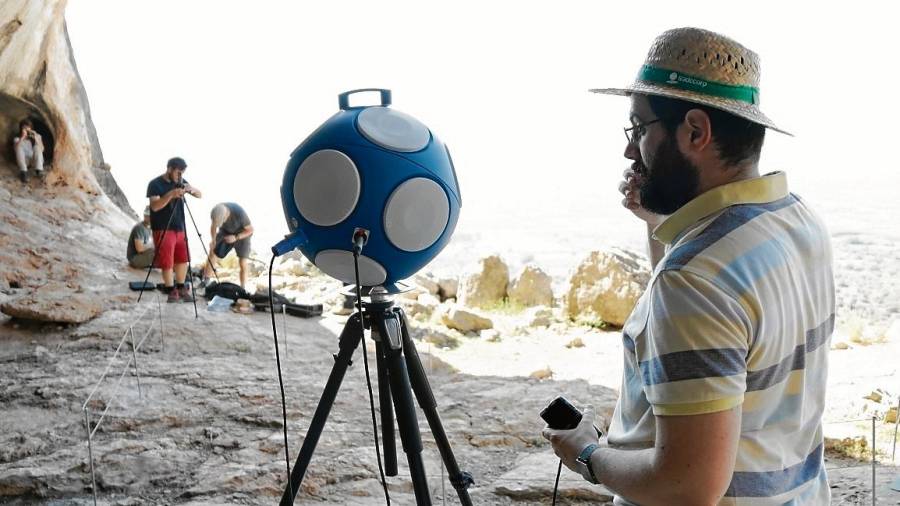 Un dels investigadors del projecte Artsoundscapes al costat de l’esfera amb dotze altaveus. FOTO: ACN