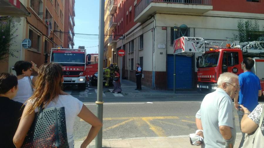 Los bomberos, esta mañana en la calle Vapor de Tarragona. Foto: DT