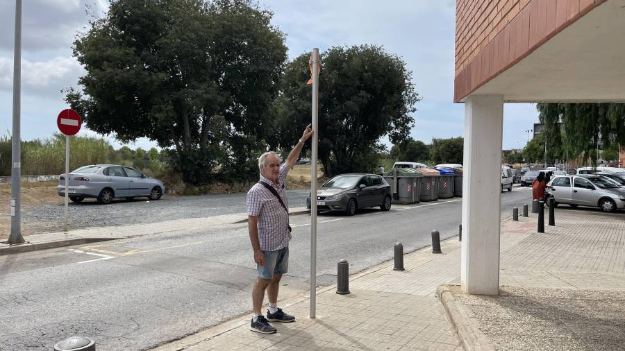 El presidente de la entidad vecinal, Eduardo Navas, muestra restos de un espejo de tráfico arrancado de su poste. FOTO: Alba Mariné