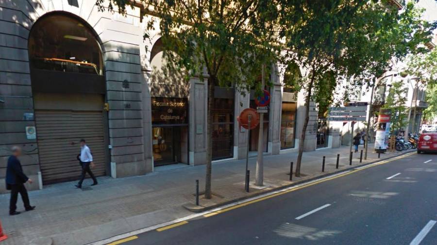 La Fiscal de Delitos de Odio y Discriminación de Barcelona solicita dos años de prisión para cada uno de los tres hombres que se mofaron de una pareja de lesbianas. Foto: Google Street View