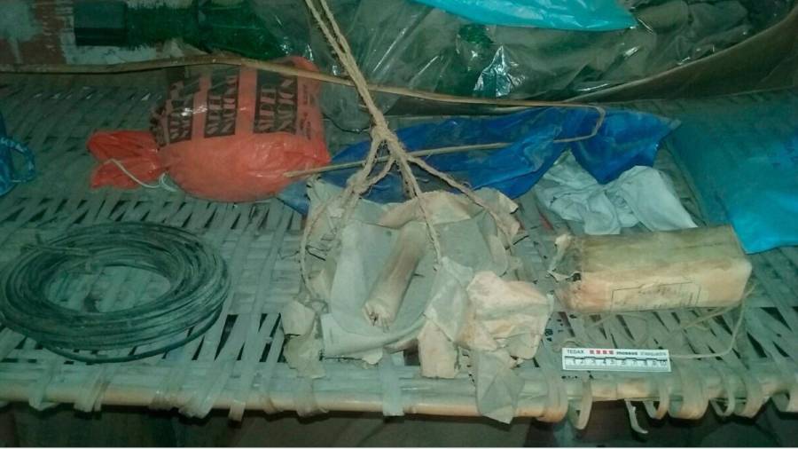 Pla general del material explosiu retirat pels TEDAX de mossos en una casa de la Bisbal de Falset. Foto: Mossos d'Esquadra