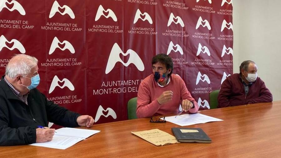 Firma de la cessió del fons. FOTOS: Aj. de Mont-roig del Camp