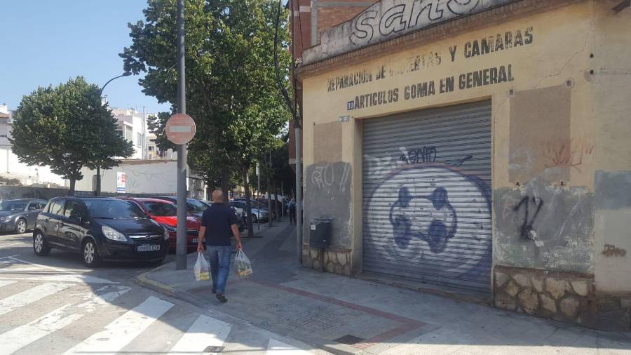 La víctima ha caído en este punto de la vía pública, el cruce entre Ronda Subirà y Josep Prous i Vila. FOTO: Alba Mariné