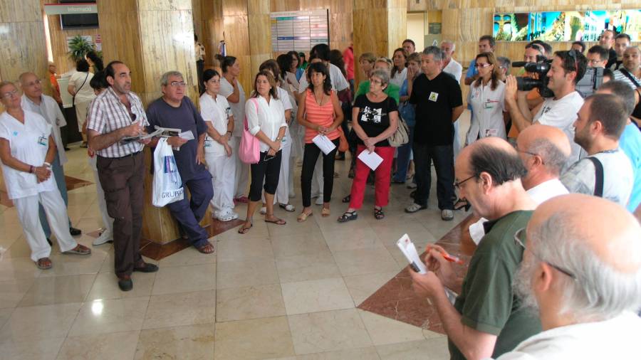 Imagen de archivo del año 2011, en el ‘hall’ del Hospital Joan XXIII, cuando los médicos ya se manifestaban en contra de los recortes. Foto: lluis milián