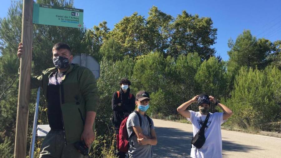 Alumnos del instituto de L'Arboç señalizan la ruta de la piedra seca