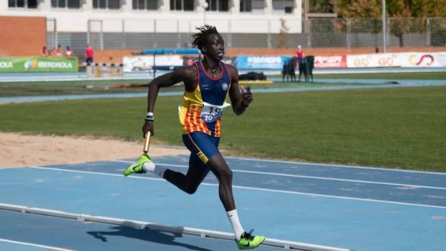 Hailu Estrampes, durante el relevo de los 4x300 metros. Foto: Miquel Merino