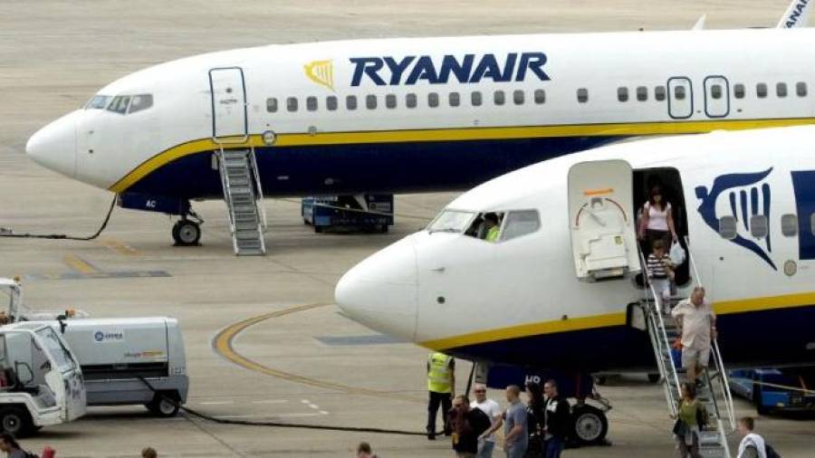 Imagen de archivo de dos aviones de Ryanair. EFE