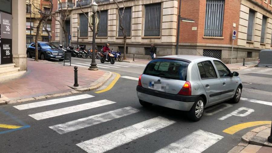 L'accident ha tingut lloc en aquesta confluència dels carrers Cervantes i Genovesos. Foto: DT