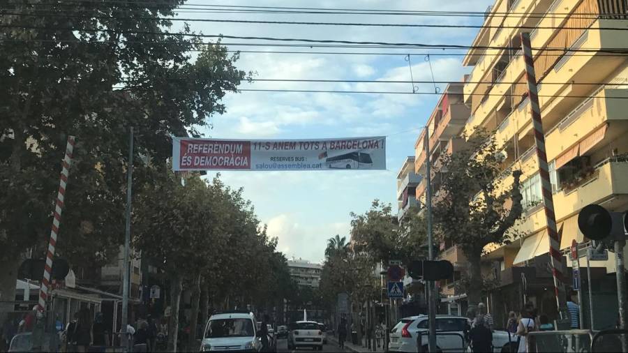La pancarta al carrer Barcelona de Salou. FOTO: DT