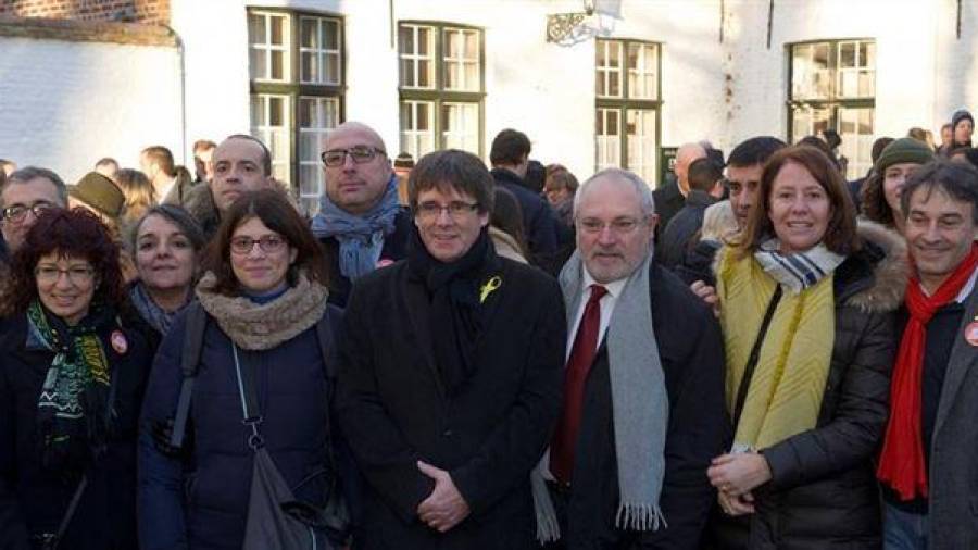 Puigdemont en Bruselas con los candidatos de Junts per Catalunya.EFE