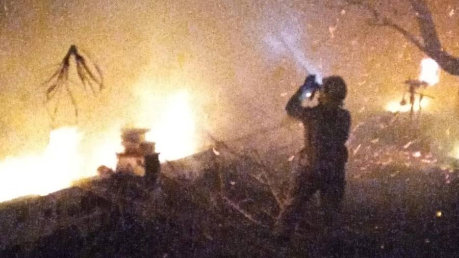 Los bomberos durante la extinción del incendio de La Pineda. Foto: DT
