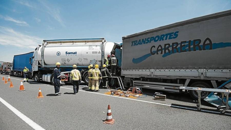Imatge d’arxiu de l’accident mortal amb camions implicats a l’N-340, entre Alcanar i Vinaròs. FOTO: J.Revillas