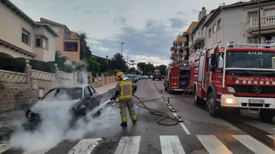 Imagen de archivo de un bombero apagando las llamas d eun coche. FOTO: DT