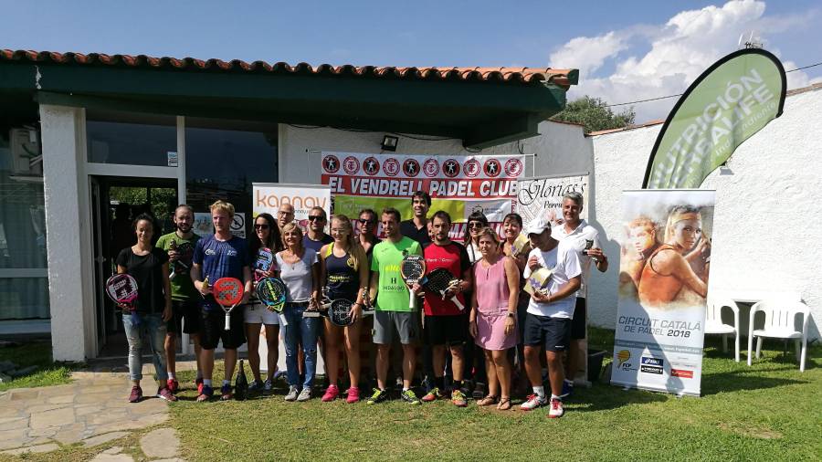 Campeones y finalistas, con sus respectivos trofeos obtenido en el torneo del Club El Vendrell Pàdel. FOTO: FCP