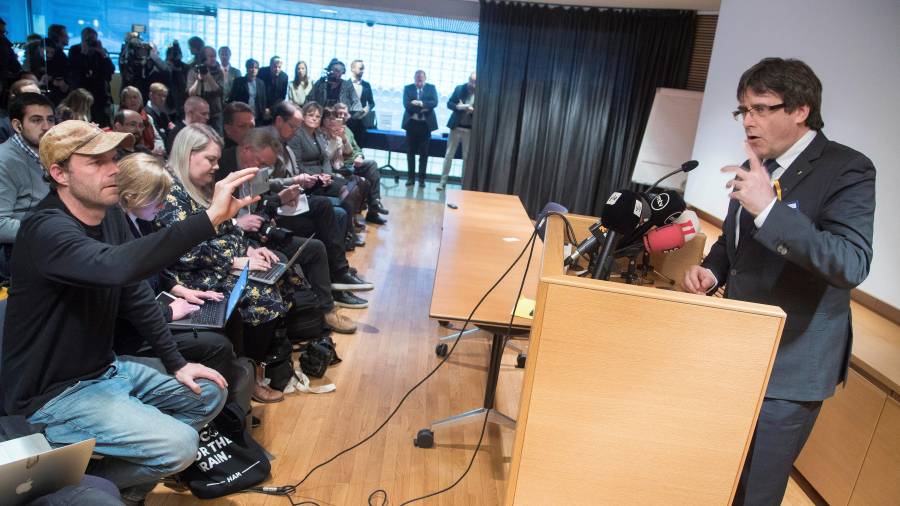 Carles Puigdemont hizo una conferencia en Helsinki yer viernes. Desde entonces, se desconoce su paradero. FOTO: EFE