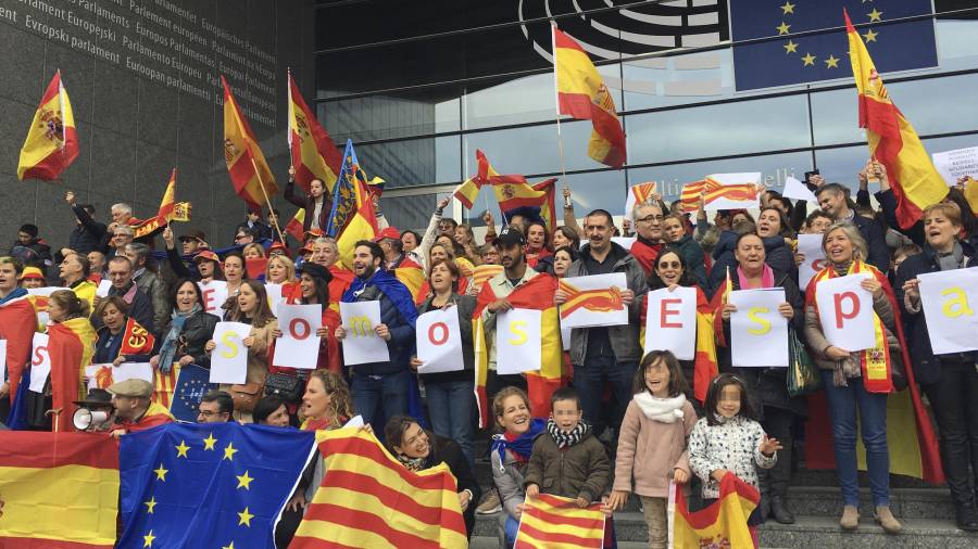 Decenas de personas se concentraron el domingo en la Plaza de Luxemburgo de Bruselas para mostrar su apoyo a la unidad de España. efe