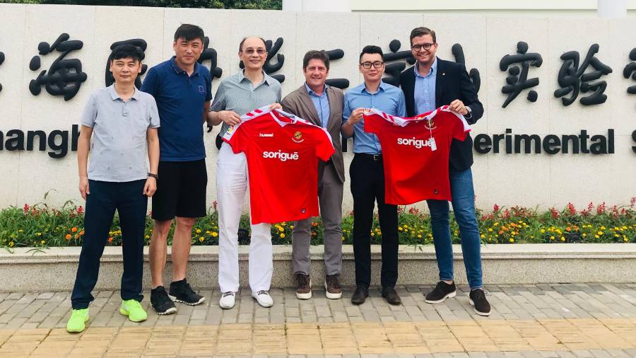 Imagen de la visita del Nàstic a China en la New Football Economy Blockchain.