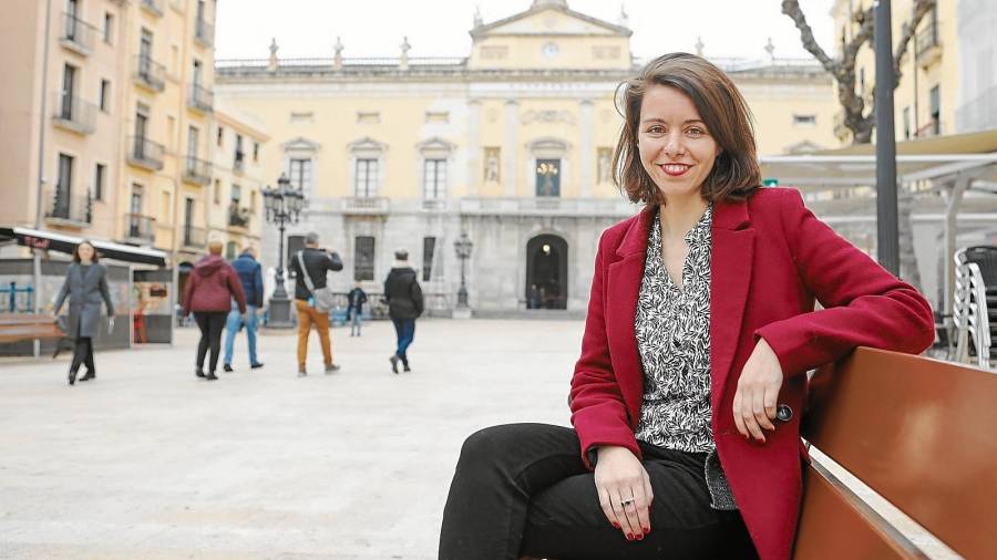 La primera teniente de alcalde, Carla Aguilar–Cunill, este lunes en la Plaça de la Font antes de la entrevista con el ‘Diari’. Foto: Alba mariné