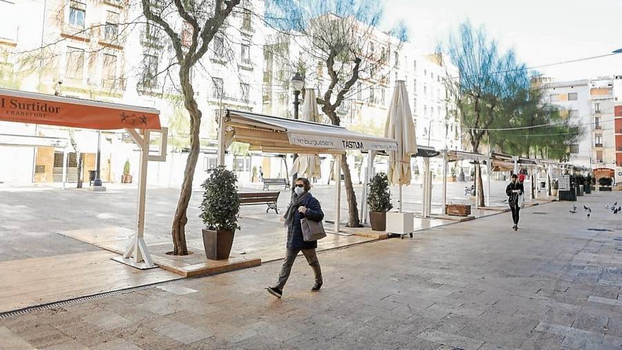 Las terrazas de bares y restaurantes deben estar cerradas desde el viernes por decisión de la Generalitat. FOTO: ALBA MARINÉ