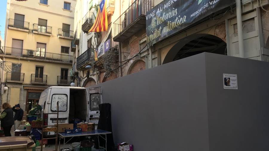 Imatge d’ahir de la plaça de l’Oli, on es feia mercat. La cara nord de la plaça està limitat amb un perímetre de seguretat. FOTO: Alba Tudó