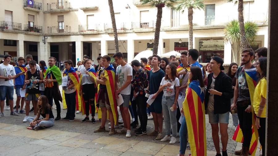 Imatge del grup d'estudiants que s'han concentrat a la plaça de l'Ajuntament de Tortosa. Foto: M. Pallás