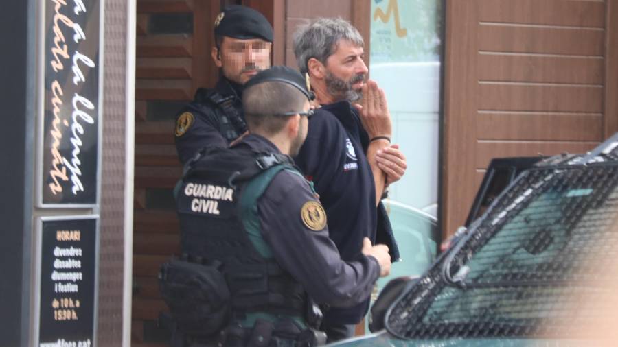 Dos agents de la Guàrdia Civil s'emporten un detingut a Sabadell en el marc de l'operació que ha acabat amb nou membres de CDR arrestats