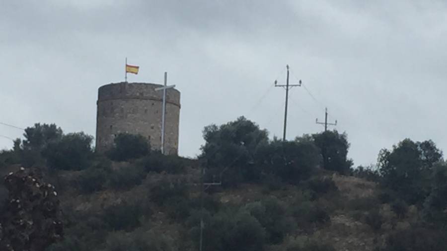 La bandera española en la torre del Puig de El Vendrell.