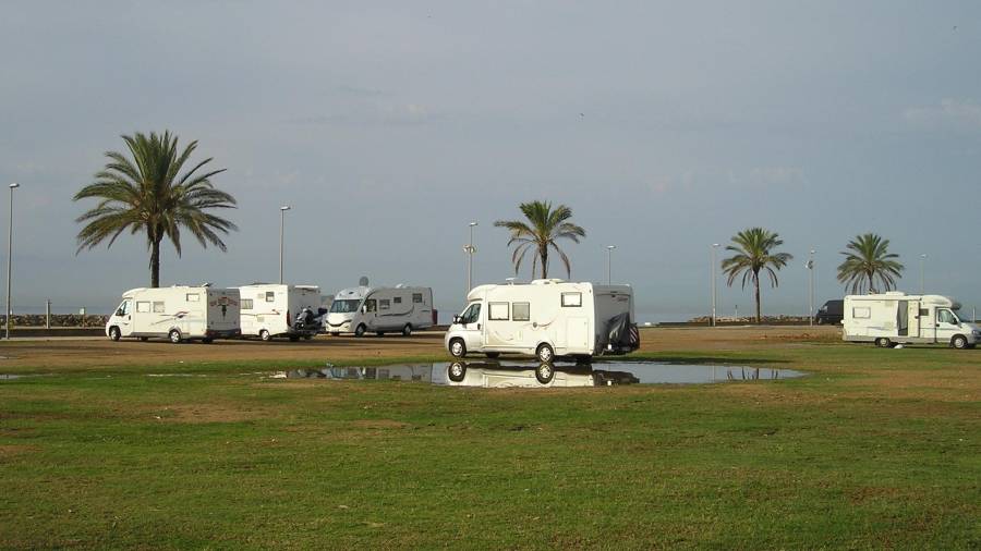 Autocaravanas frente al mar en Cunit.