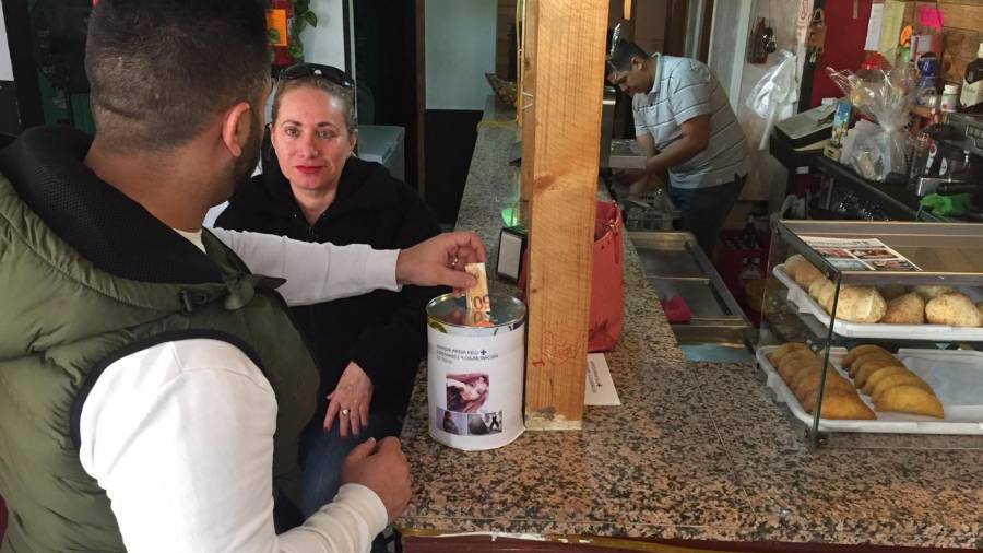 En el Café Brunch han instalado una urna para empezar a recoger dinero para ayudar a la familia de Kelly. Foto: F.G.