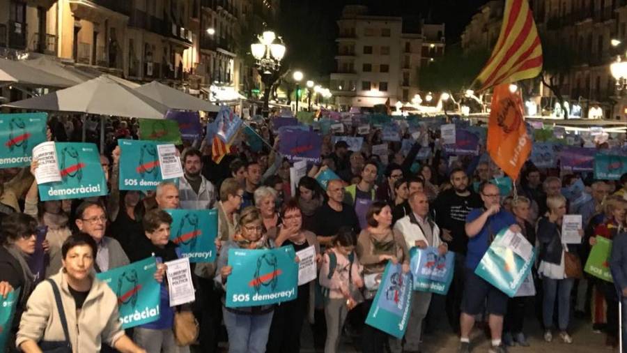 Miles de vecinos de Tarragona y Reus salen de nuevo a la calle para exigir libertad. FOTO: Pere Ferré