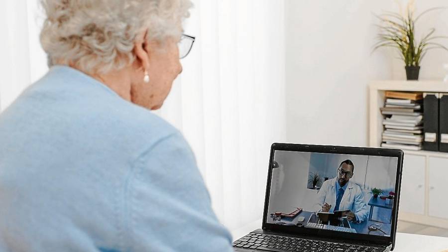 Una paciente se comunica por videoconferencia con su médico, FOTO: getty images