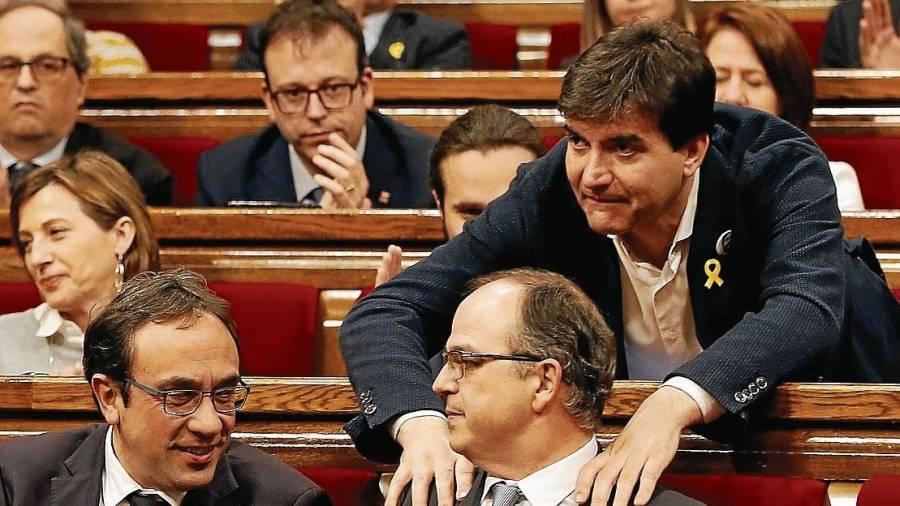 El candidato a la investidura, Jordi Turull, ayer, recibiendo los ánimos de Sergi Sabrià (ERC). FOTO: EFE