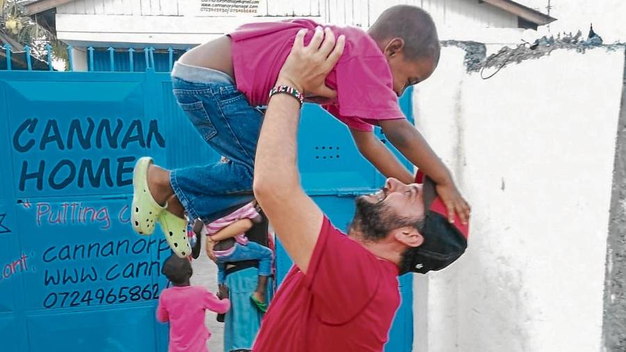 Rubén Navarro juega con uno de los chavales del orfanato. FOTO: CEDIDA
