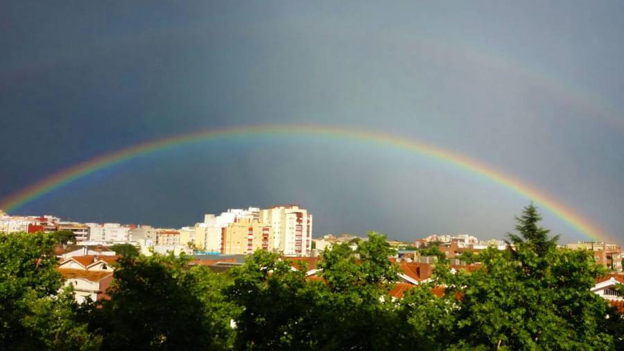 El arco iris, sobre el cielo de Reus, el Día del Orgullo LGTBI